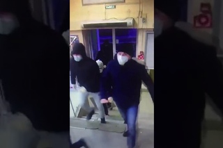 11 человек в масках пришли громить ТЦ Алтын в Казани.