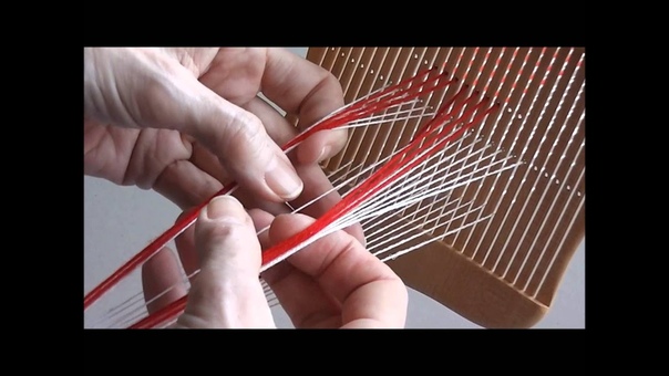 Weaving patterned bands with a double holed