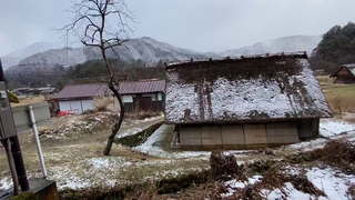 Спуск с смотровой площадки Сиракавы и наблюдение за местными домами.