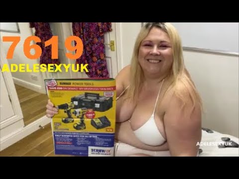 BBW ADELESEXYUK READING THROUGH HER LATEST SCREWFIX NEWSPAPER