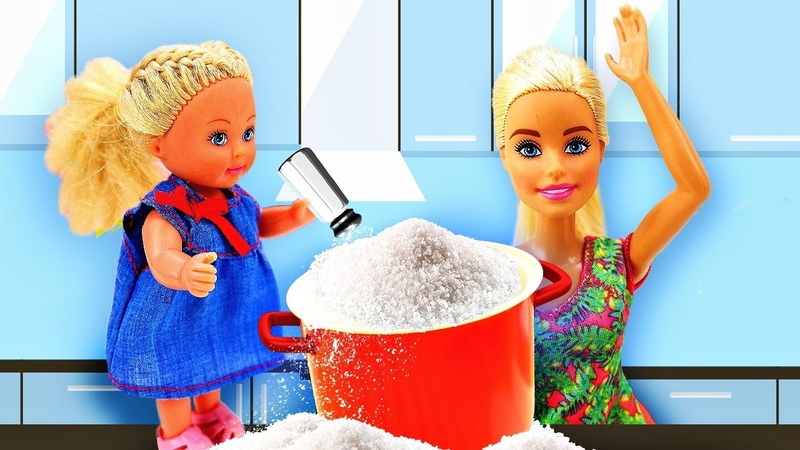 Evie lo estropea todo en la cocina de Barbie. Juegos de cocina de