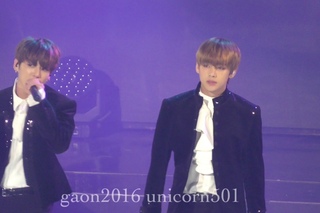 170222  GAON CHART AWARD BTS SAVE Me + Blood Sweat & Tears Taehyung focus