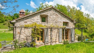 RESTORED FARMHOUSE IN TUSCANY
