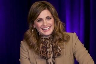 Reading tweets with Stana Katic
