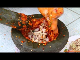 How to Make Southern Thai Curry Paste ()