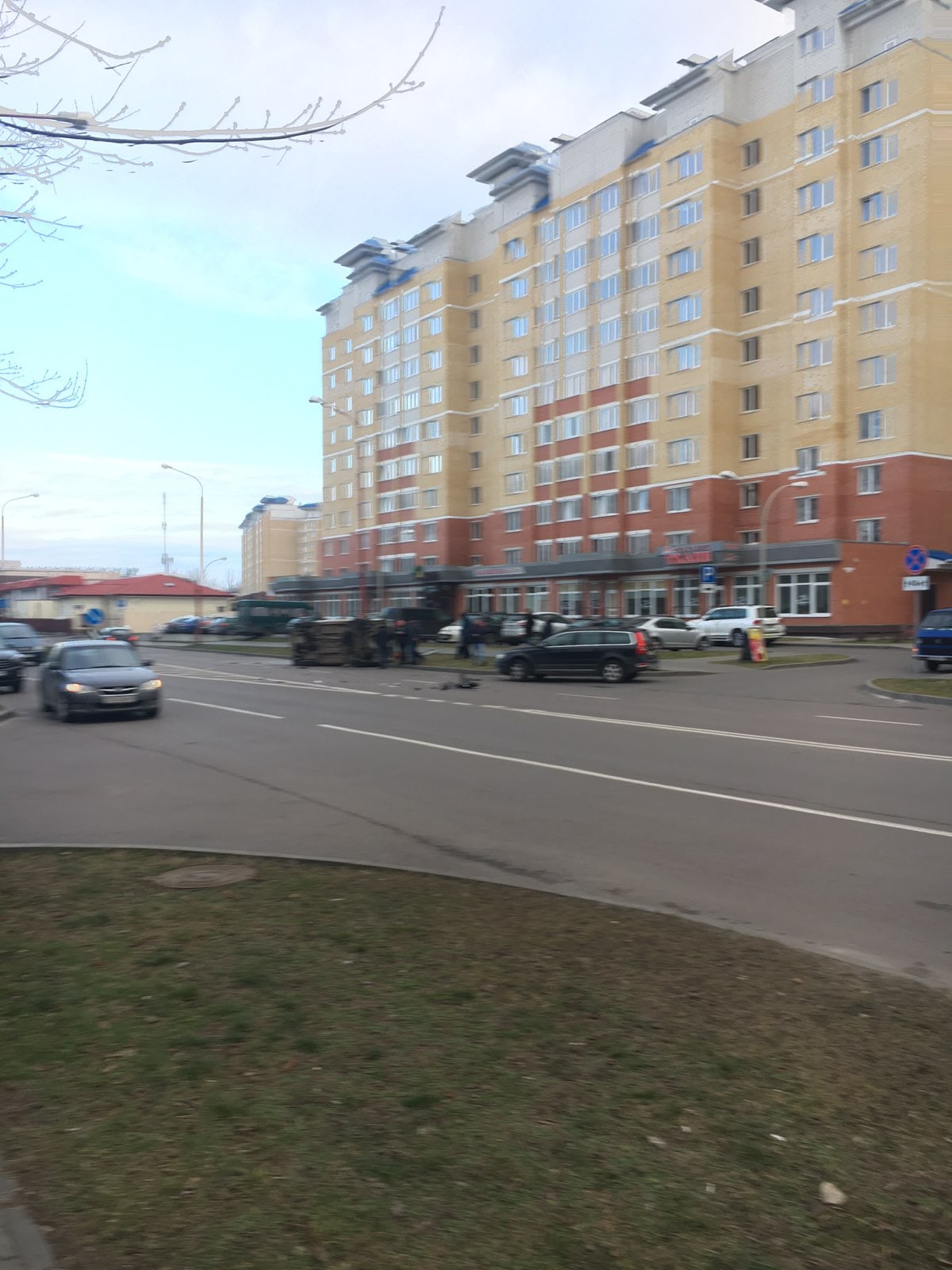 На ул. Гоголя напротив БТИ жёсткое ДТП, перевернулся автомобиль На ул. Гоголя напротив БТИ жёсткое ДТП, перевернулся автомобиль