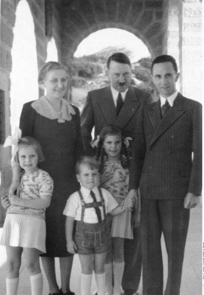 ГЕНЕРАЛЫ БУЛЬВАРНЫХ РОМАНОВ Ноябрь 1941 года. Полыхает Вторая мировая война. Европа повержена к ногам Гитлера. В осадном положении Москва. Мир, затаив дыхание, следит за событиями в Старом