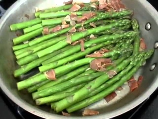 это наша спаржа с ветчиной, чесноком и лимоном