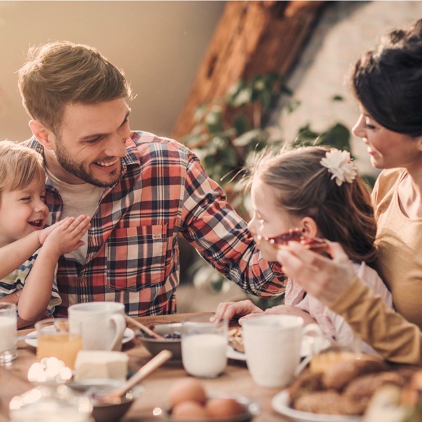 Семья в кафе Семья в кафе