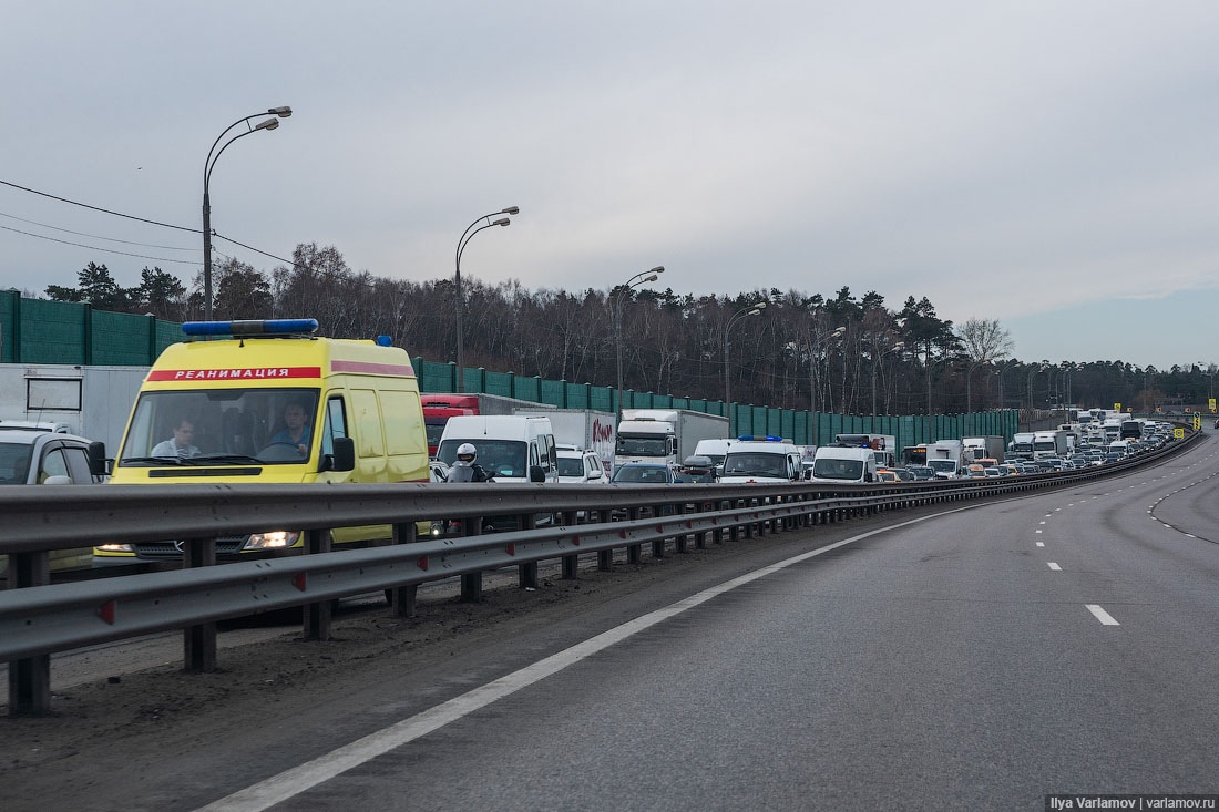 1. Первый день пропускной системы: очереди в метро и пробки на въездах Это картинка