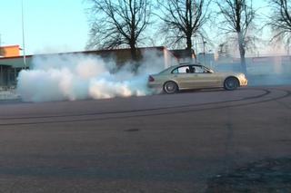 Straight Piped Mercedes E420 CDI Burnout