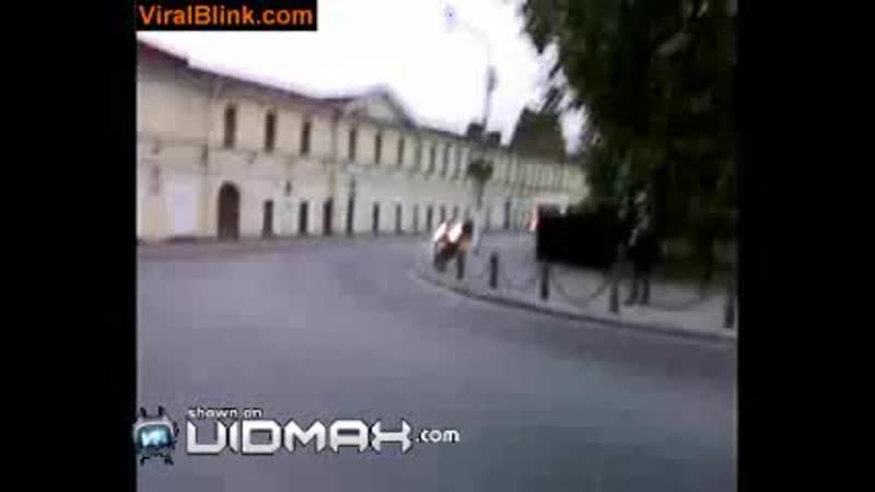 Собака пытается трахнуть пьяного