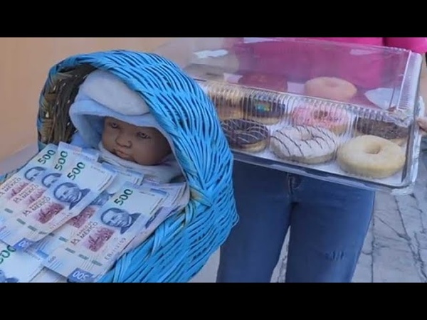 Millonario regala bebe lleno de billetes a hermosa mujer que perdió a su hijo en un