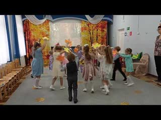 Листья- озорники Евтодьевой Аллы /вход старшей группы на праздник/