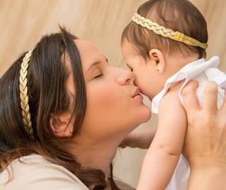 Mae filha. Fashion mother. Мама нежно обнимает ребенка. Фотосессия с дочкой. Фотосессия с дочкой идеи.